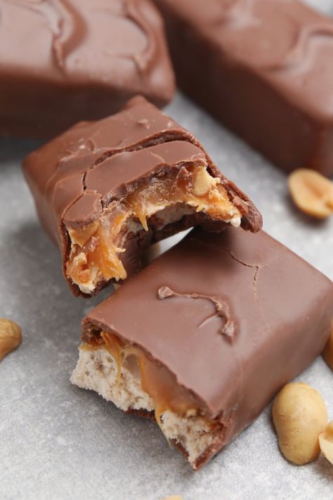 homemade mars bars. Old Fashioned Butter Cake Recipe, Sugar Free Christmas Cookies, Snickers Chocolate Bar, Mars Candy, Crunch Bars Recipe, Mars Bars, Diy Candy Bar, Homemade Candy Bars, Candy Bar Recipe