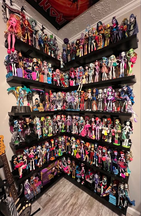 Figurine, Monster High New Ghoul In School, Monster High Doll Shelves, Monster High Plushies, Original Monster High Dolls, Old Monster High Dolls, Monster High Diy Crafts, Monster High Doll Display, Monster High Dolls Collection