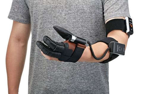 NeoMano is a assistance device to enable hand function which has no strength left for any kind of movement. This robotic glove is a boon for people with hand paralysis. Apple Glasses, Cyberpunk Tech, Smart Gloves, Computer Education, Assistive Devices, Gloves Design, Hand Gloves, Bluetooth Remote, Spinal Cord