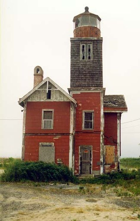 Haunted Places, Abandoned Mansions, Delaware History, Abandoned Lighthouse, Lighthouse Inspiration, Lighthouse Pictures, Beautiful Lighthouse, Beacon Of Light, Light Houses