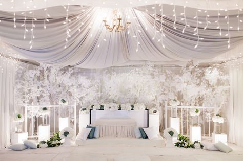 woaaahhhh...gorgeous Pelamin Putih, Pelamin Idea, Wedding Pelamin, Kad Perkahwinan, Pelamin Sanding, Wedding Dais, Pelamin Nikah, Malaysia Wedding, Hiasan Perkahwinan