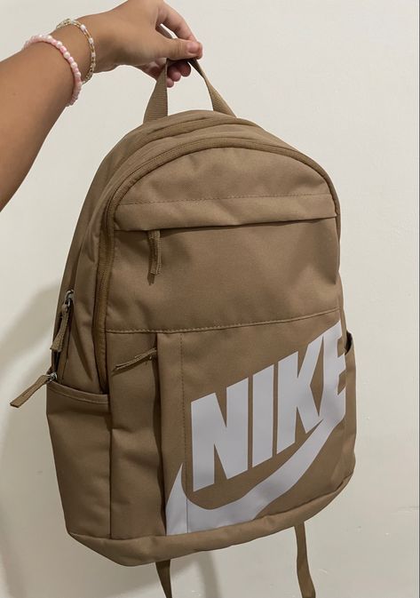 Nike Backpack Brown, Things To Put In My Backpack, Back Pack Nike, Bags To School, Puma Bags School, Backpack Ideas Aesthetic, Bags For School Black, Nike Backpacks For School, School Bag Nike