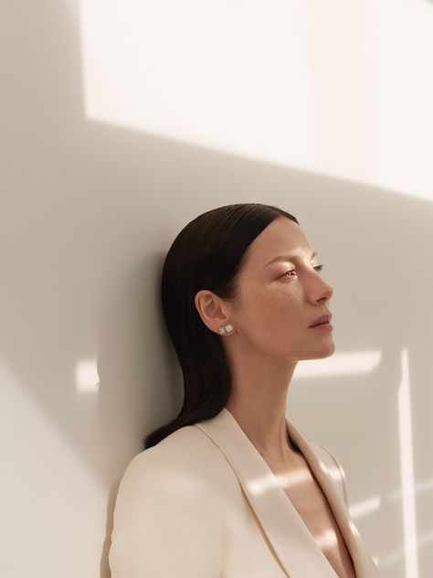 ‘Outlander’ Star Caitriona Balfe Goes Minimal for InStyle Magazine | Fashion Gone Rogue Branding Photoshoot Inspiration, 사진 촬영 포즈, Instyle Magazine, Photographie Inspo, Business Portrait, Foto Poses, Caitriona Balfe, Foto Vintage, Studio Photo