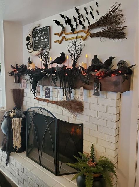 Halloween Mantle Ideas, Mantle Decor Ideas, Spooky Diy Halloween Decor, Halloween Mantle Decor, Halloween Fireplace, Witchy Halloween, Halloween Mantle, Halloween Mantel, Diy Halloween Decor