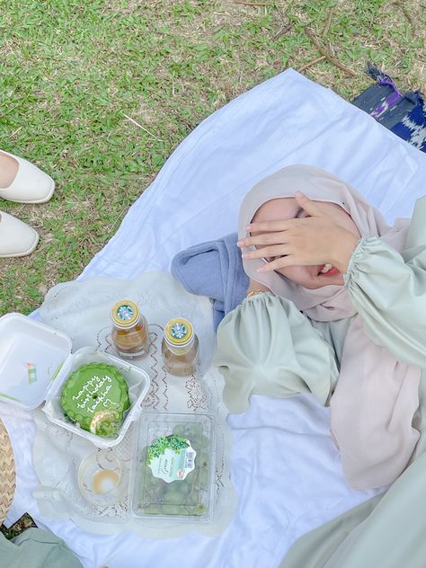 Birthday Photoshoot Hijab, Hijabi Birthday Photoshoot, Ootd Birthday Party Hijab, Hijabi Picnic Outfit, Piknik Outfit, Outfit Piknik, Piknik Aesthetic, Picnic Date Aesthetic, Picnic Date Outfits