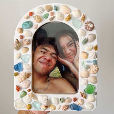 DIY cute simple seashell canvas picture frame Cool Things To Do With Seashells, Things To Do With Shells From The Beach Artwork, Seashell Decoration Ideas, Shell Arts And Crafts, Dorm Crafts Diy Decorations, Sea Shell Picture Frame Diy, Cute Diy House Decor, Diy Shells Decorations, Cute Crafts For Room Decor