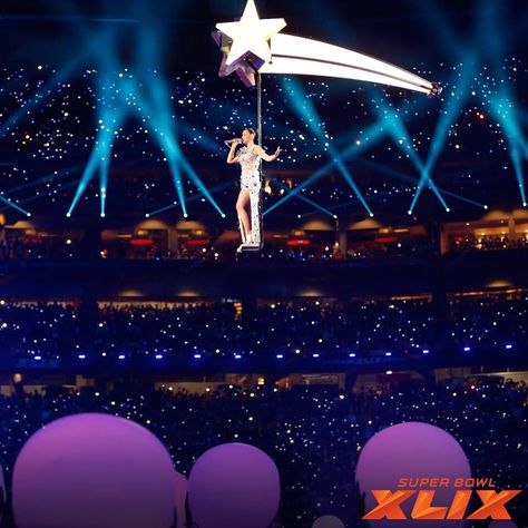 Super Bowl 49 Halftime Katy Perry, Katy Perry Firework, Halftime Show, The Wiz, Super Bowl, Fireworks, Movie Tv, Musician, Bowl