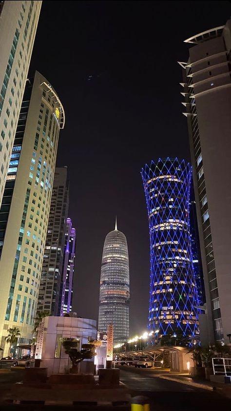 Qatar Aesthetic Night, Dubai Night Snapchat Story, Qatar Aesthetic, Qatar Travel, Aesthetic Scenery, Big Cats Photography, Post Insta, Airport Aesthetic, City Vibes