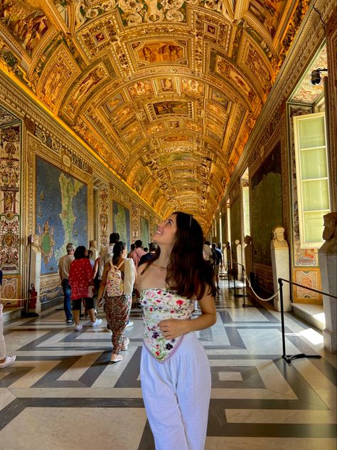 #europe #europeansummer #picinspo #rome #italy #italiansummer #museum #vatican #gold Italy Museum Outfit, Summer Museum Outfit Ideas, The Vatican Outfit, Vatican City Photo Ideas, Colleseum Rome Picture Ideas, Vatican Museum Aesthetic, Vatican Museum Outfit, Lindt Museum, Vatican Outfit