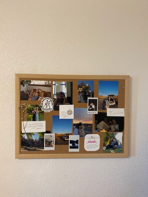 Wall Decor Dorm Room Minimalist, Photo Board Bedroom, Cork Board Gallery Wall, Thumb Tack Board Ideas, Dorm Minimalist Decor, Corkboard Picture Ideas, Photo Board Ideas Bedroom, Cork Board Decoration, Pictures Above Desk