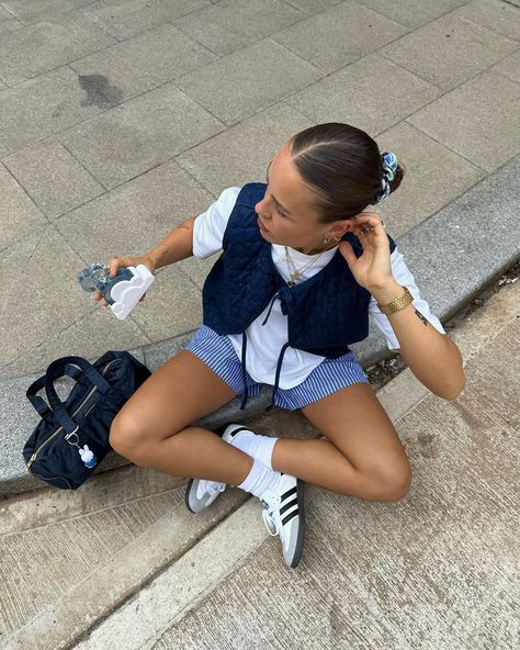 Girly Outfit With Sneakers, German Summer Outfits, Cute Casual Summer Outfits, Striped Shorts Outfit, Boxer Shorts Outfit, Looks Adidas, Samba Outfit, Alledaagse Outfits, Looks Pinterest