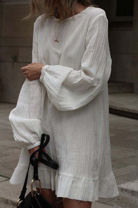 fashion inspo Bohol, Plain White Dress, Kain Linen, Minimalist Moda, Easy Style, Moda Boho, Inspiration Mode, Outfit Casual, Mode Inspiration