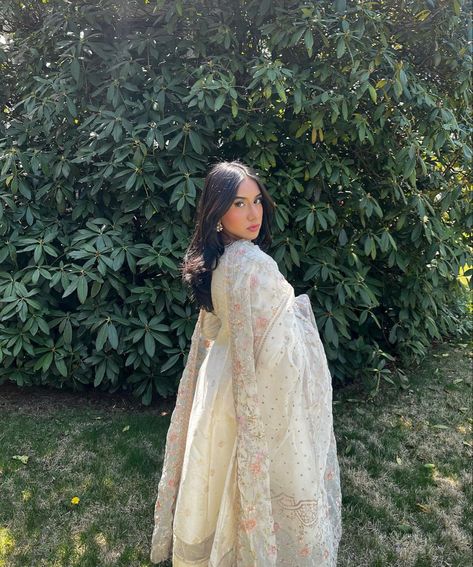 Eid Outfit Picture Ideas, Pose In Pakistani Suit, Poses For Pictures In Indian Wear, Eid Photo Inspiration, Poses In Eastern Dresses, Traditional Poses Aesthetic, Desi Outfit Photo Ideas, Eid Day Pictures Poses, Pose For Eid Pictures