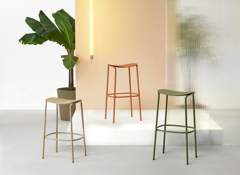 Barstools : Trick Colorful Bar Stools, Hanging Seats, Tall Stools, Lounge Club, Mobile Tv, Design Del Prodotto, Contract Furniture, Curved Lines, John Wayne