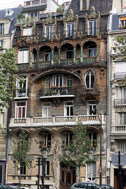 Paris apartments with Art Nouveau articulation and fenestration to house all styles (22 Avenue Rapp) Aesthetic Apartments, Prancis Paris, Art Nouveau Arquitectura, Architecture Cool, Girly Apartment, Furniture Apartment, Girly Apartments, Style Apartment, Rooms Decor