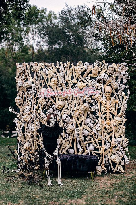 Spooky Outdoor Wedding, Halloween Decorations For Birthday Party, Halloween Park Decorations, Halloween Adults Party, Spooky Party Decor, At Home Haunted House, Graveyard Themed Halloween Party, Halloween Event Decorations, Halloween Garage Decorations Party