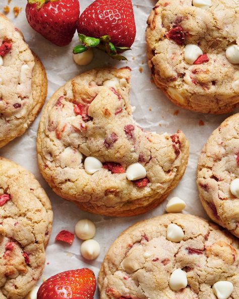 Strawberries and Cream Cookies bake up golden brown and are loaded with freeze dried strawberries (they pack in a ton of strawberry flavor) and white chocolate chips! Pretty, pink, and sure to please, these cookies will quickly become a family favorite. No cookie dough chilling required! Essen, Strawberry White Chocolate Chip Cookies, Strawberry Cookie Recipe, Strawberry Chocolate Chip Cookies, Strawberry White Chocolate, Cookie Bowls, White Chocolate Strawberries, Fruit Cookies, Cream Cookies