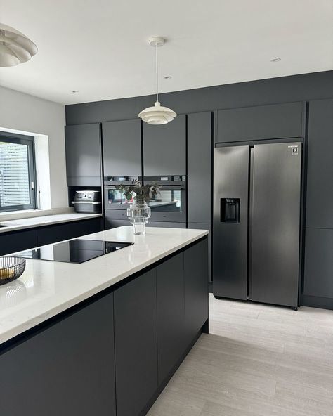 Inside 142 by Melissa | clean kitchen = bliss | Instagram Monochrome House Interiors, Minimalist Kitchen Black, Maximize Small Kitchen, Kitchen Monochrome, Modern Kitchen Apartment, Monochrome Kitchen, Black Modern Kitchen, Modern Apartment Interior, Black Kitchen Decor