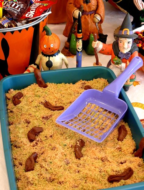 Halloween Kitty Litter Cake- It's actually Delicious, and really fun! :) Halloween Foods, Gross Halloween Foods, Kitty Litter Cake, Scary Halloween Food, Easy Halloween Snacks, Cake Halloween, Halloween Kitty, Gross Food, Kitty Litter