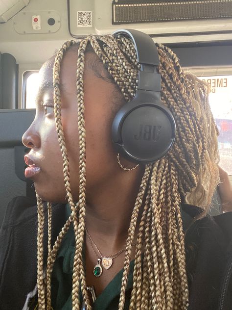 #blondebraids #blackgirlshairstyles #blackwomenhairstyles #aesthetic Blond Small Box Braids, Box Braids With Blonde In The Back, Blonde Braids With Black Roots, Blond Braids On Dark Skin, Black Brown And Blonde Box Braids, Blonde Braids On Black Hair, Haircuts For Women Curly Hair, Box Braids Blonde And Black, Knotless Braids French Curls