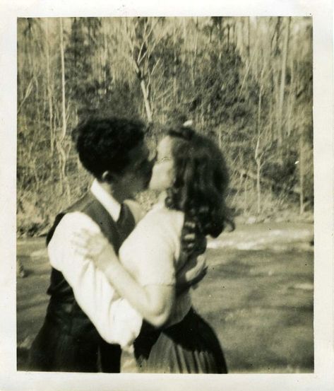 Photos Amoureux, Old Fashioned Love, Vintage Kiss, Romantic Kiss, Vintage Couples, Arte Van Gogh, Sweet Kisses, Vintage Romance, Foto Vintage