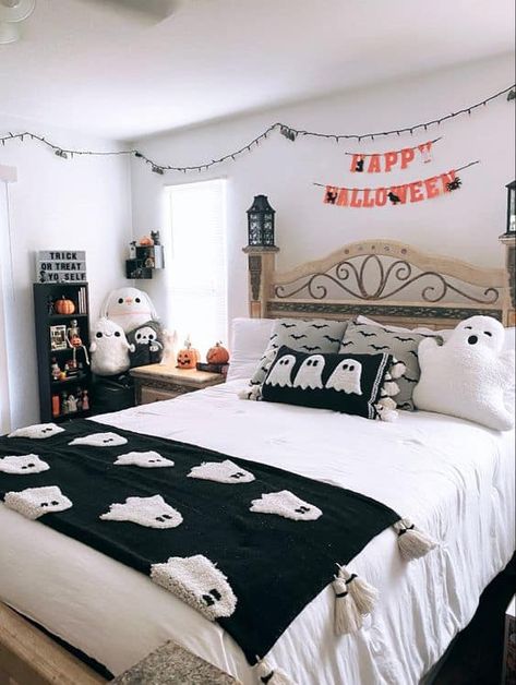 Halloween Decor Ideas For Bedroom, Bedroom Halloween Decor Ideas, Seasonal Bedroom Ideas, Spooky Halloween Bedroom Ideas, Halloween Room Themes, Halloween Themed Room Decor, Ghost Fall Decor, Halloween Rv Decor, Preppy Halloween Room Decor