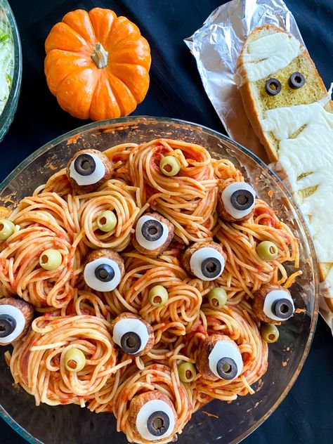 Easy Halloween Meals Dinners, Spaghetti Halloween Food, Halloween Mac & Cheese, Halloween Easy Dinner Ideas, Spooky Entrees, Funny Halloween Food Ideas, Hallow Food Ideas, Hallowen Food Ideas Dinner, Hallowe’en Food Ideas