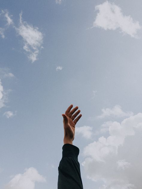 person raising left hand under cloudy sky at daytime photo – Free Person Image on Unsplash Quotes Clouds, Anime Sky, Fotografi Urban, Wallpaper Sky, Hand Photography, Photographie Portrait Inspiration, Image Nature, Fotografi Editorial, Sky Photos