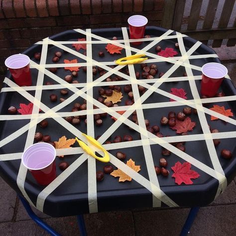 Fall Fine Motor Tuff Tray Table (from eyfsbadgerclass via Instagram: https://www.instagram.com/p/BZeKojUA0eg/?taken-by=eyfsbadgerclass) Autumn Eyfs Activities, Autumn Eyfs, Tuff Tray Ideas Toddlers, Funky Fingers, Tuff Spot, Eyfs Classroom, Eyfs Activities, Nursery Activities, Preschool Fine Motor