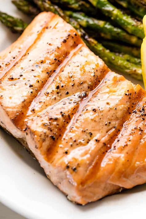 Simple Grilled Salmon is a summertime favorite! It's easy to make on the grill, and is light and healthy for a quick dinner that's good for you too. Simple Grilled Salmon, Best Grilled Salmon Recipe, Seasoned Salmon, Salsa Alfredo, Grilled Salmon Recipes, Bbq Pork Ribs, Quick Healthy Dinner, Pork Rib Recipes, Tilapia Recipes