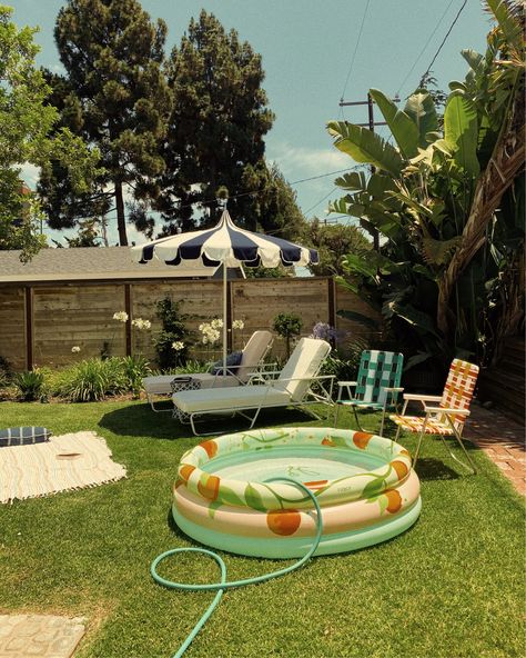 Backyard Kiddy Pool Ideas, Outside Summer Photoshoot, Kiddie Pool Aesthetic, Adult Kiddie Pool Setup, Inflatable Pool Aesthetic, Kiddie Pool Set Up Ideas, Blow Up Pool Photoshoot, Pool Float Photoshoot, Backyard Kiddie Pool Ideas