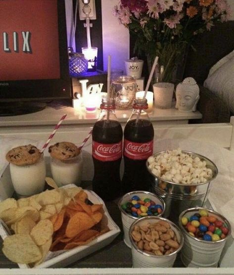 Dessert Bord, Snacks And Drinks, Romantic Date Night Ideas, Movie Night Snacks, Girl Sleepover, Cute Date Ideas, Sleepover Food, Fun Sleepover Ideas, Movie Dates