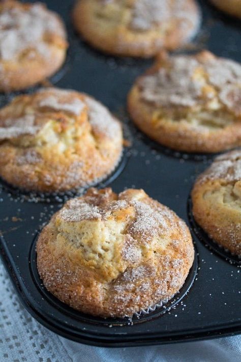 These easy apple cinnamon muffins made with oil are so good, you will not believe it! Soft and fluffy, sweet and aromatic, the perfect treat on a rainy afternoon. #whereismyspoon #apples #applerecipes #cinnamonapples #cinnamonmuffins #applemuffins #applecupcakes #cinnamonapplemuffins #applecinnamonmuffins #bakingrecipes #muffinrecipes #cupcakerecipes #bakingwithapples #muffinbaking #easymuffins #cinnamonrecipes #recipeswithapples #recipeswithcinnamon #cupcakes Muffins With Oil, Breakfast Muffins Recipes, Easy Apple Muffins, Apple Cinnamon Muffins Recipe, Nutella Muffin, Apple Muffin Recipes, Breakfast Muffin Recipes, Muffins Recipes, Streusel Muffins