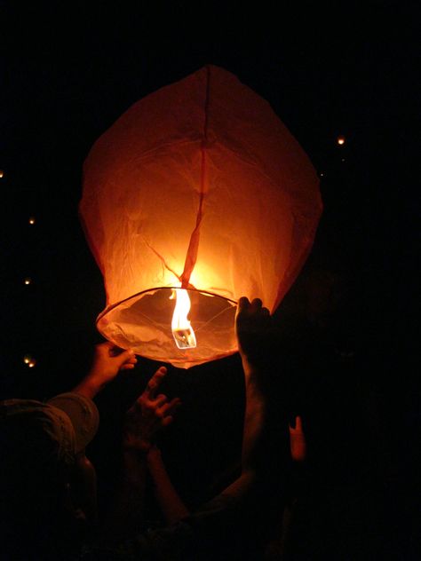 Tumblr, Sky Lantern Aesthetic, Lampion Aesthetic, Sky Lanterns Photography, Lanterns In The Sky, Sky Lantern, Flying Lantern, Diwali Pictures, Earth Hour