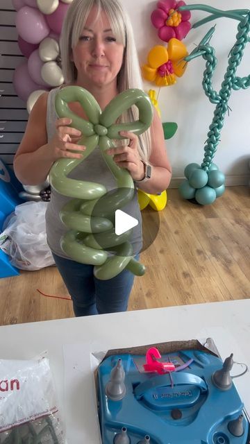 Ballon Garlands Ideas, Small Balloon Bouquet Ideas Birthday, How To Curl 260 Balloons, Birthday Colors Ideas, Balloon Bouquet Diy How To Make, Sweet 16 Balloon Bouquet, Diy Balloon Bouquet Tutorials, Ballon Designs Ideas, Balloon Arrangement Ideas