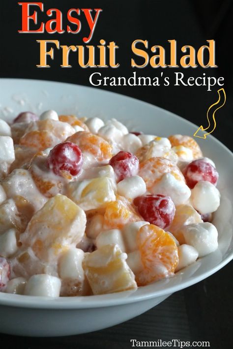 Easy Fruit Salad Recipe with sour cream and marshmallows. This recipe is great for holiday parties or family dinners. A great winter fruit salad since you can use fruit from cans and not have to stress about getting fresh fruit. Couscous, Thermomix, Fruit Salad With Cream, Fruit Cocktail Salad, Thanksgiving Fruit Salad, Christmas Fruit Salad, Recipe With Sour Cream, Easy Fruit Salad, Fruit Salad With Marshmallows