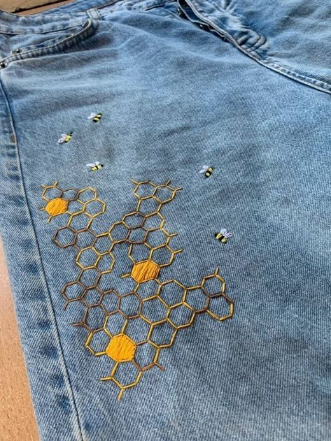 Embroidery Jeans Diy, Clothes Embroidery Diy, Denim Embroidery, Embroidery Jeans, Hand Embroidery Projects, Embroidery On Clothes, Cute Embroidery, Hand Embroidery Art, Sewing Embroidery Designs