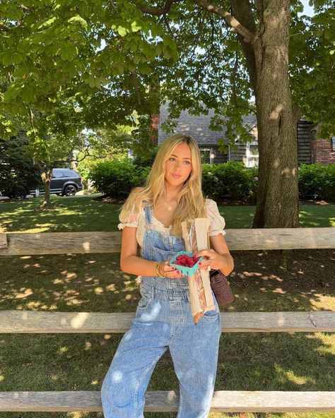 Summer days like this 🧺🫐❤️ . . . Style inspo, summer outfits, summer style, Pinterest girl, Pinterest aesthetic, overalls, #cottagecoreaesthetic #farmaesthetic #pinterestgirl Outfit Inspo Overalls, Levi Overalls Outfit, Farmers Market Outfit Aesthetic, Denim Overalls Outfit Aesthetic, Overall Outfits Women, Cute Overalls Outfits, Overalls Fall Outfits, Outfit With Overalls, Overall Outfits Fall