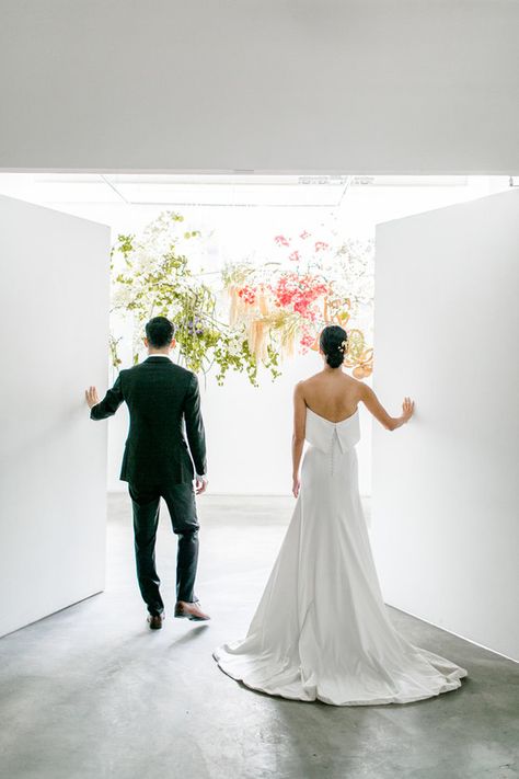 Modern art gallery wedding | Wedding at an art gallery | 100 Layer Cake Modern Art Museum Wedding, Minimalist Museum, Modern Chinoiserie, Art Museum Wedding, Modern Art Gallery, Art Gallery Wedding, Modern Wedding Stationery, Gallery Museum, Wedding Party Ideas