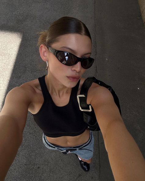 sophia_geiss ig Glasses Outfit, Y2k Photos, Fits Streetwear, Selfie Poses Instagram, Sleek Hairstyles, Foto Pose, Pinterest Girls, Pretty Selfies, Selfie Poses