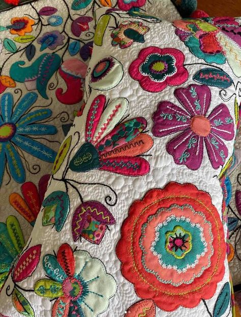 Upcycling, Diy Blankets, Fan Quilt, Wool Applique Quilts, Flower Quilt Patterns, Patchwork Quilting Designs, Bright Quilts, Applique Art, Textile Art Embroidery