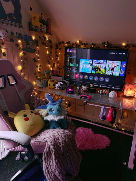 Pc Gaming Room Decor, Aesthetic Gamer Bedroom, Cozy Cute Room Aesthetic, Eclectic Gaming Room, Room Ideas Aesthetic Gamer, Gamer Aethstetic, Office Decor Gaming, Cute Gamer Bedroom, Simple Gaming Setup Ideas