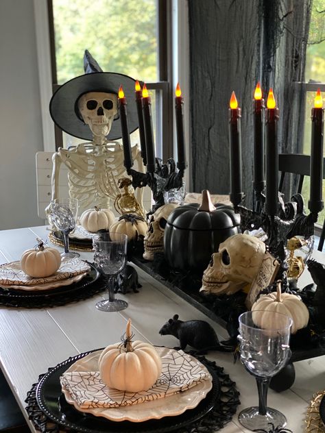 Spooky Halloween Table Decor, Halloween Decor Centerpiece, Witchy Halloween Table Decor, Round Table Halloween Centerpiece, Dinner Table Halloween Decor, Table Settings Halloween, Haunted Table Setting, October Birthday Dinner Ideas, Halloween Dinner Setup