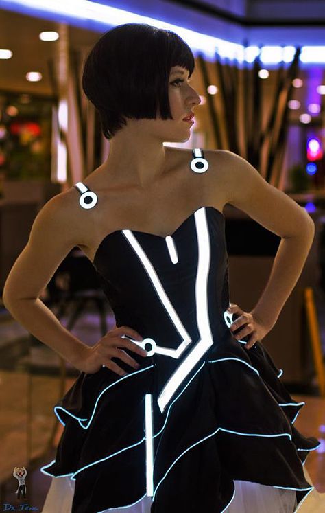 TRON Party Dress is off the Grid Cyberpunk Mode, Mode Cyberpunk, Geeky Chic, Moda Cyberpunk, Tron Legacy, Cyberpunk Fashion, Futuristic Fashion, Cooler Look, Future Fashion