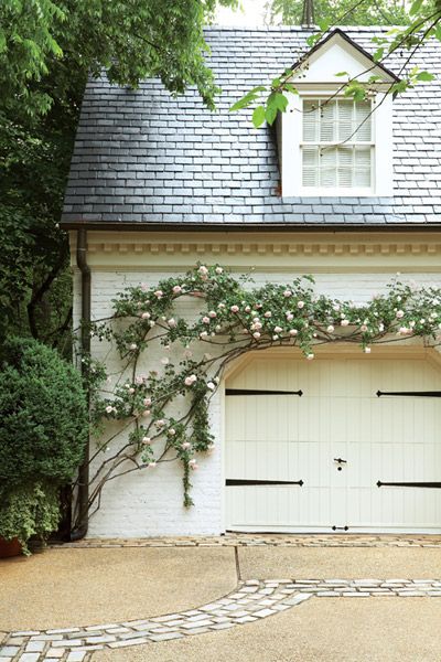 The New Dawn rose vine climbing up the garage was part of the garden’s existing flower base. Casa Country, Oak Grove, Casa Exterior, Atlanta Homes, Design Exterior, Pool Design, Carriage House, Home Staging, On The Side