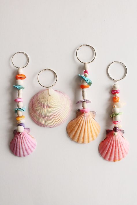 Seashell Keychains Shell Crafts Kids, Sea Shells Diy, Art Coquillage, Shells Diy, Diy Jewelry To Sell, Seashell Projects, Shell Crafts Diy, Sand Crafts, Fun Crafts To Do