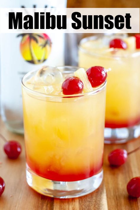 Malibu Rum Drinks, Malibu Cocktails, Fruity Mixed Drinks, Rum Drinks Recipes, Malibu Drinks, Sunset Drink, Malibu Sunset, Yummy Alcoholic Drinks, Mixed Drinks Alcohol