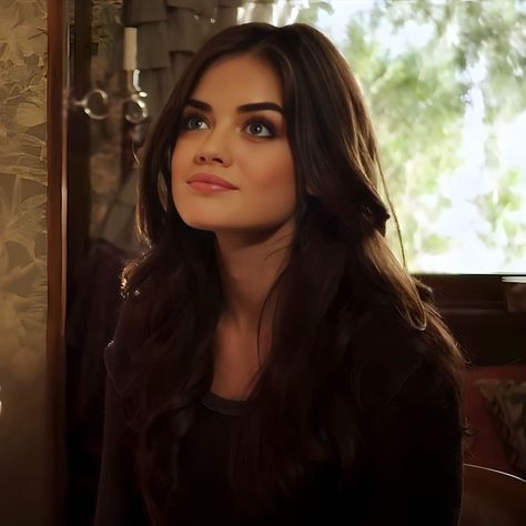 Brunette Tv Characters, Aria Pll Aesthetic, Lucy Hale Aesthetic, Aria Montgomery Icons, Aria Montgomery Icon, Pll Hair, Aria Pretty Little Liars, Aria Montgomery Hair, My Celebrity Look Alike