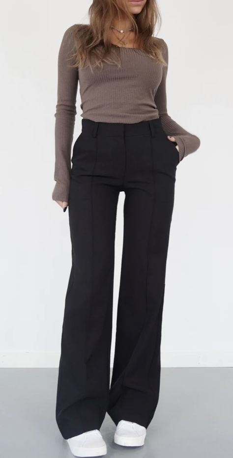 Svarta Outfits, Black Trousers Outfit, 6th Form Outfits, Sixth Form Outfits, Trouser Outfit, Wide Trousers, Black Trousers, Casual Design, Pantalon Large