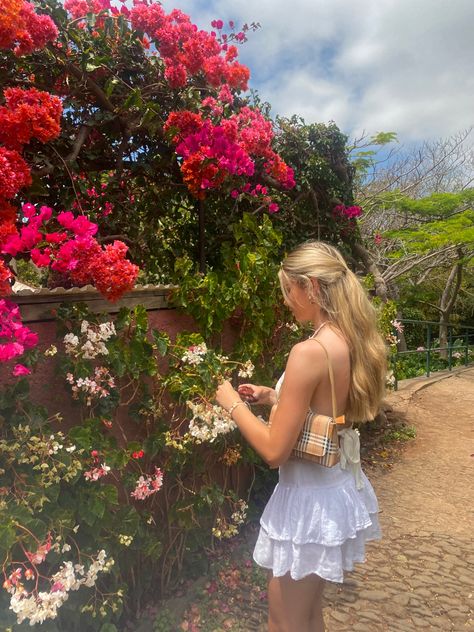 botanical garden summer fit xoxo Woman In Garden Aesthetic, Garden Insta Pics, Instagram Garden Pictures, Looking At Flowers Pose, Garden Pictures Instagram, Insta Photo Ideas With Flowers, Garden Pictures Aesthetic, Garden Posing Ideas, Botanical Garden Aesthetic Outfit